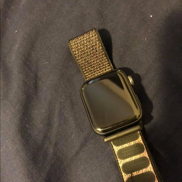 Apple Watch Series 4 - Picture 2 of 8